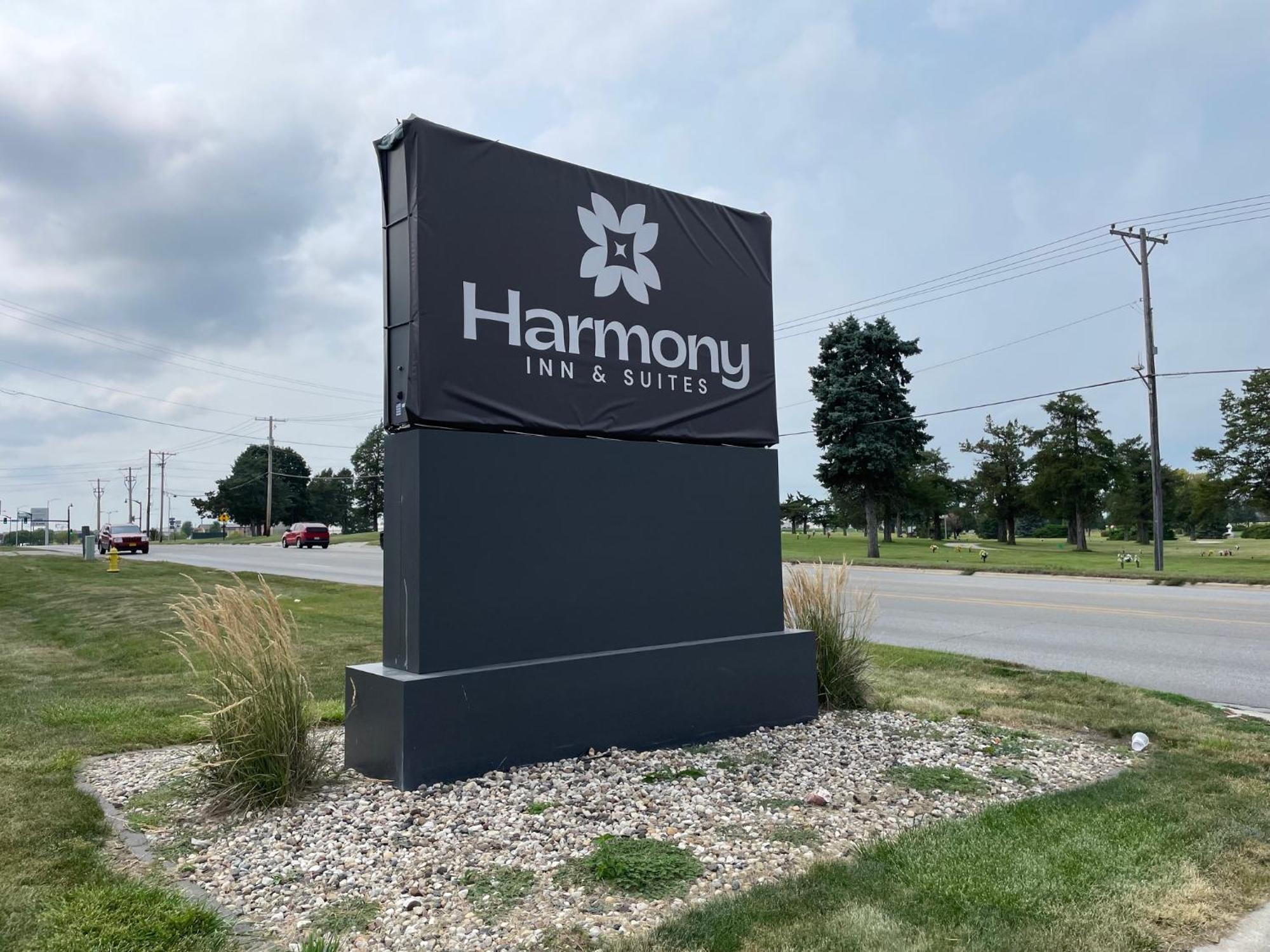 Harmony Inn & Suites ฟอร์ตดอดจ์ ภายนอก รูปภาพ